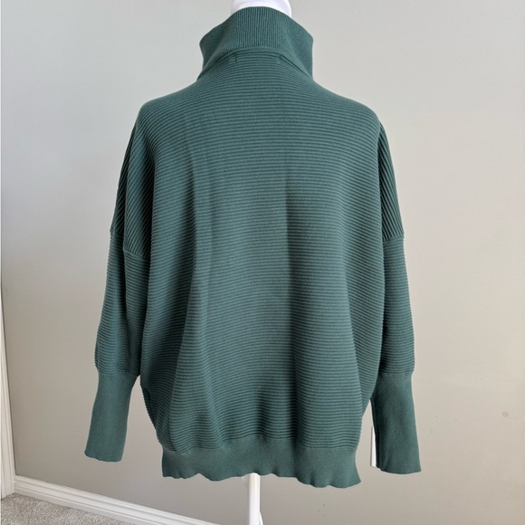 Stylish Green Ribbed Quarter-Zip Sweater Medium - Picture 3 of 7